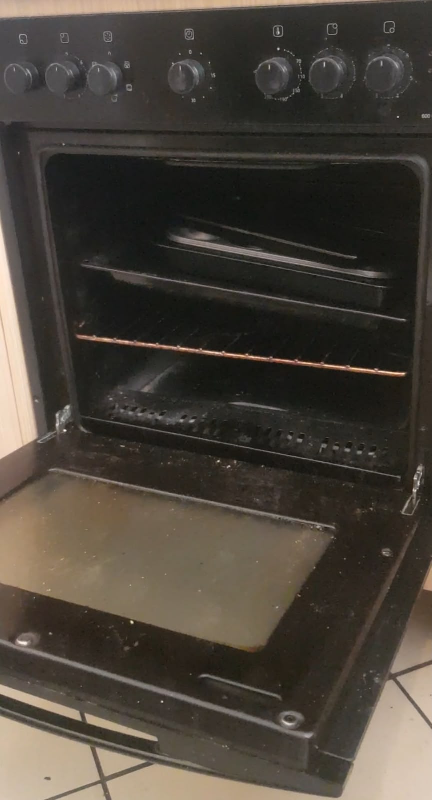 Oven before Spark Skoon cleaning